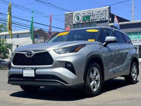 Used 2023 Toyota Highlander LE AWD/4WD image 1