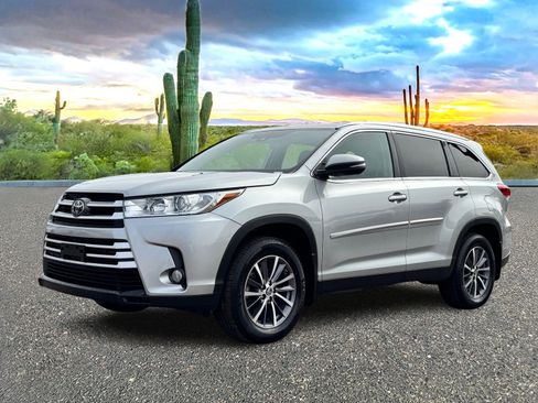 Used 2019 Toyota Highlander XLE w/ Carpet Mat Package (TMS) image 2