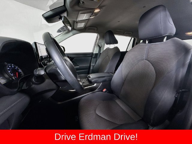 Used 2022 Toyota Highlander LE FWD image 5