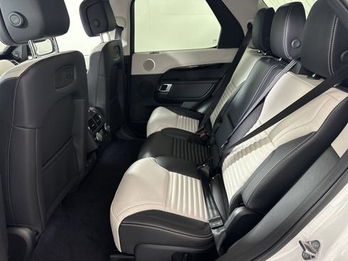 Used 2025 Land Rover Discovery S image 10