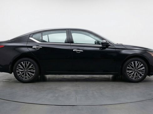 Used 2025 Nissan Altima 2.5 SV image 11