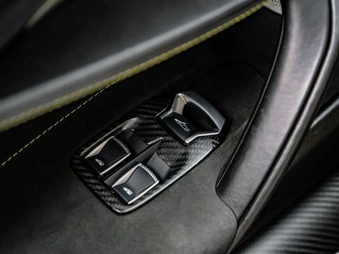 Used 2018 McLaren 720S Performance RWD image 34