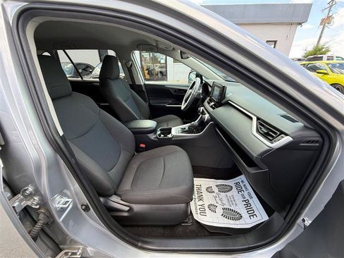 Used 2021 Toyota RAV4 LE AWD/4WD image 29