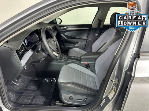 Used 2025 Volkswagen Jetta SE image 11