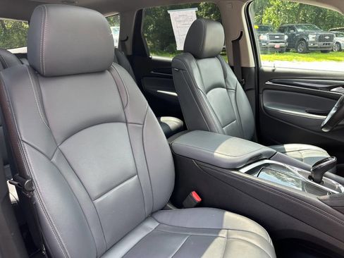 Used 2019 Buick Enclave Essence image 17