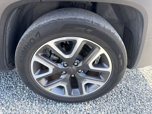 Used 2018 Jeep Renegade Latitude w/ Advanced Technology Group FWD image 11