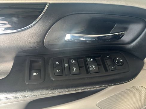 Used 2019 Dodge Grand Caravan SXT image 9