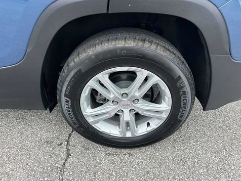 Used 2024 GMC Terrain SLE w/ Driver Convenience Package FWD image 11