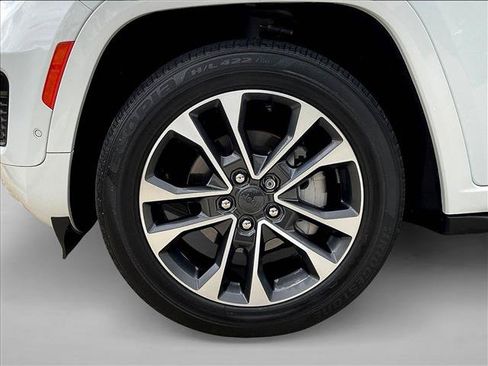 Used 2024 Jeep Grand Cherokee Overland w/ Luxury Tech Group IV AWD/4WD image 10