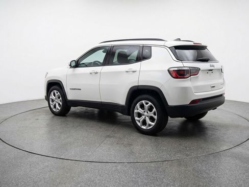 Used 2025 Jeep Compass Latitude AWD/4WD image 6