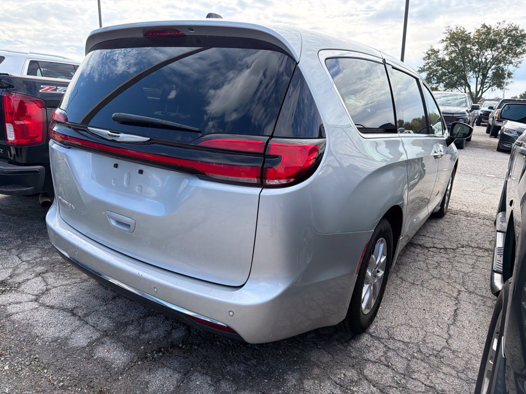 Used 2024 Chrysler Pacifica Touring-L FWD image 4