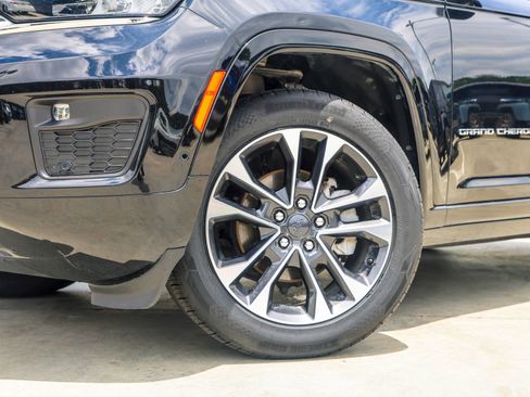 Used 2023 Jeep Grand Cherokee Overland w/ Luxury Tech Group IV AWD/4WD image 2