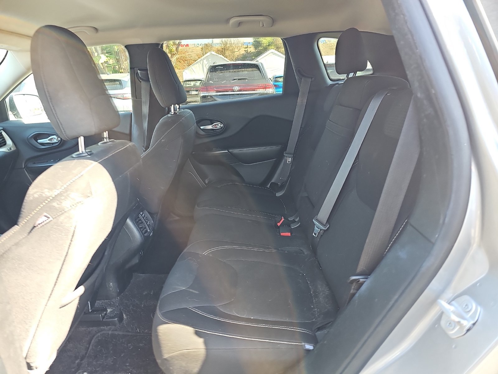 Used 2016 Jeep Cherokee Latitude FWD image 15