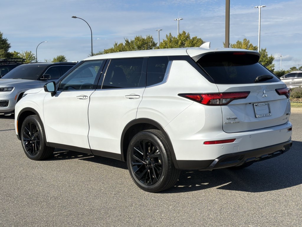 Used 2024 Mitsubishi Outlander SE Black Edition FWD image 3