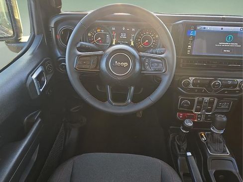 Used 2025 Jeep Wrangler Unlimited Rubicon image 17