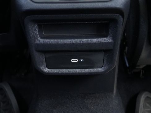 Used 2022 Volkswagen Taos SE w/ Panoramic Sunroof Package FWD image 20
