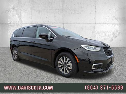 Used 2024 Chrysler Pacifica Select image 1