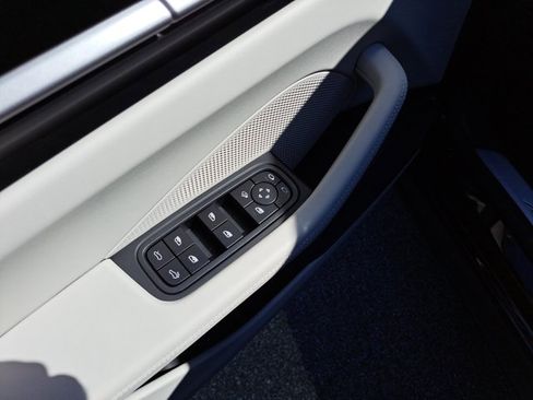 Certified 2025 Porsche Macan Electric image 27