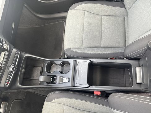 Certified 2025 Volvo XC40 B5 Core image 8