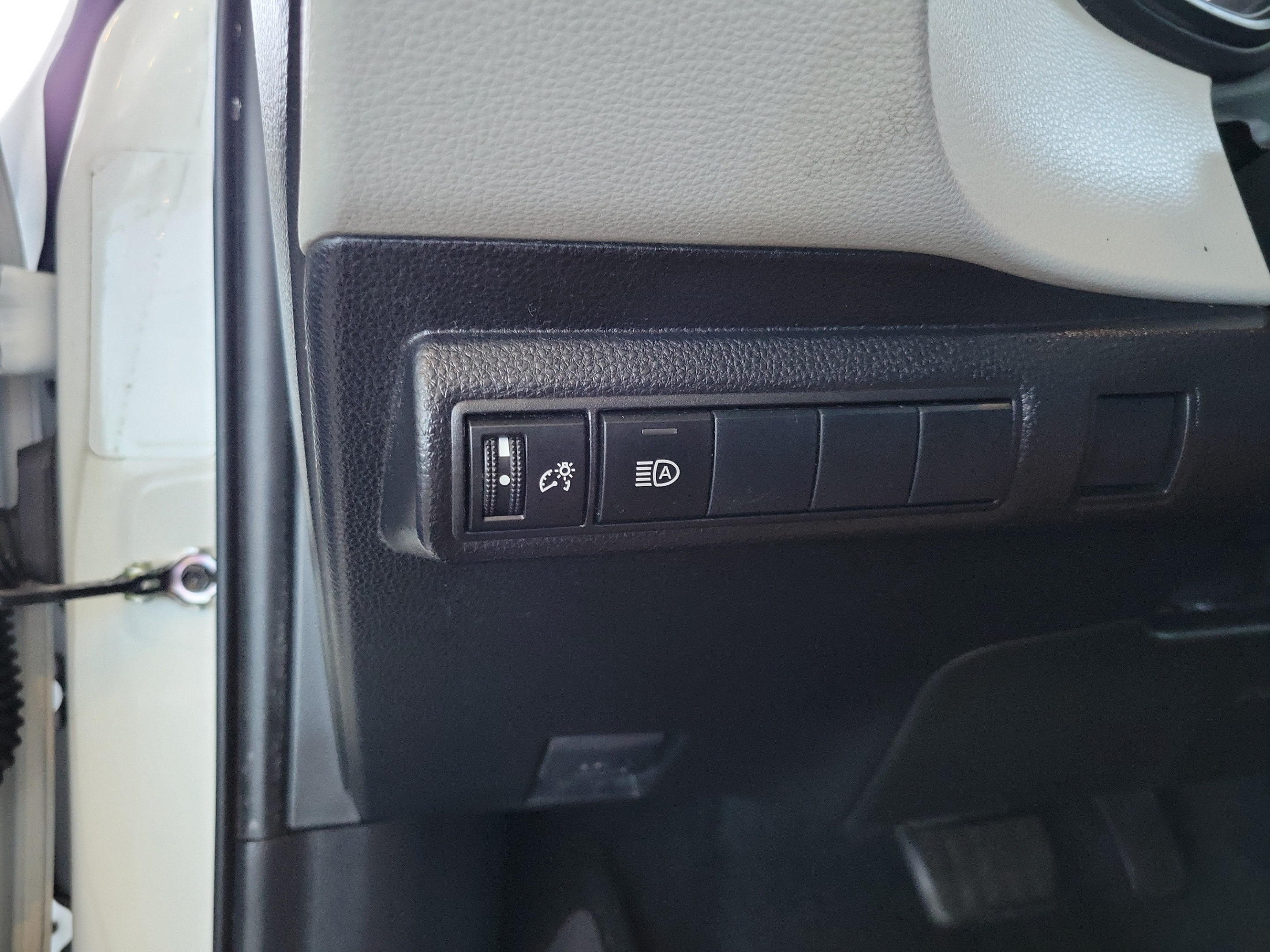 Used 2020 Toyota Corolla LE FWD image 7