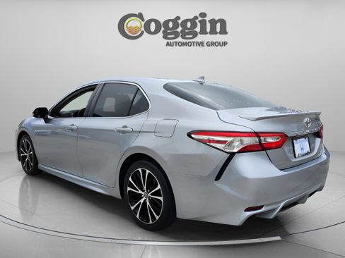 Used 2020 Toyota Camry SE image 3