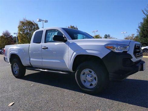 Used 2019 Toyota Tacoma SR image 2