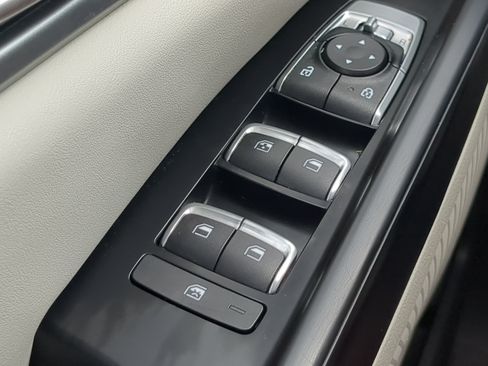 Used 2023 Kia Carnival LX FWD image 20