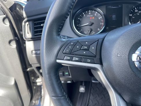 Used 2017 Nissan Rogue SV image 16