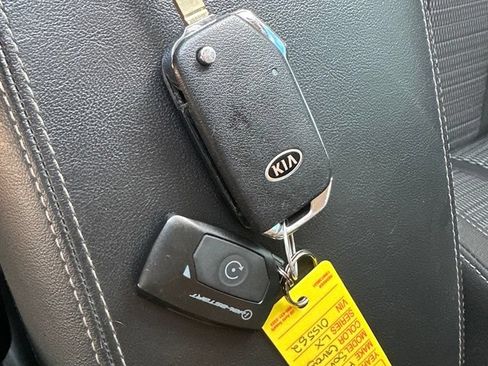 Used 2021 Kia Sorento LX AWD/4WD image 8