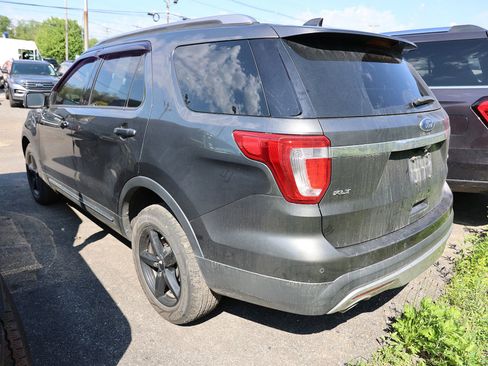 Used 2017 Ford Explorer XLT w/ Equipment Group 202A AWD/4WD image 4
