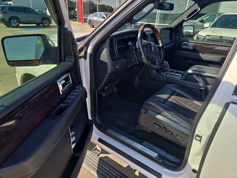 Used 2016 Lincoln Navigator L Reserve RWD image 17