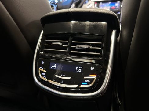 Used 2013 Cadillac XTS Premium image 18