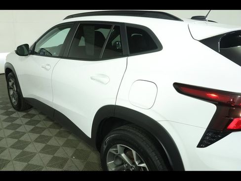 Used 2024 Chevrolet Trax LT w/ Sunroof Package FWD image 17