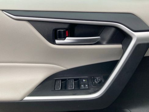 Used 2025 Toyota RAV4 XLE FWD image 12