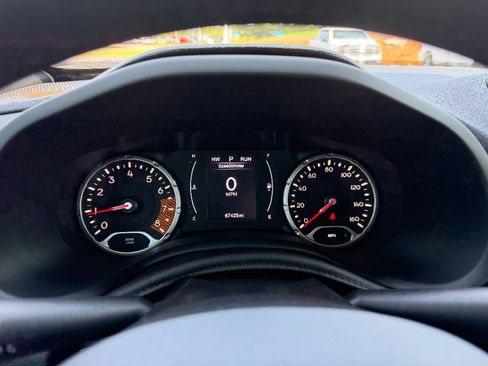 Used 2019 Jeep Renegade Latitude FWD image 30