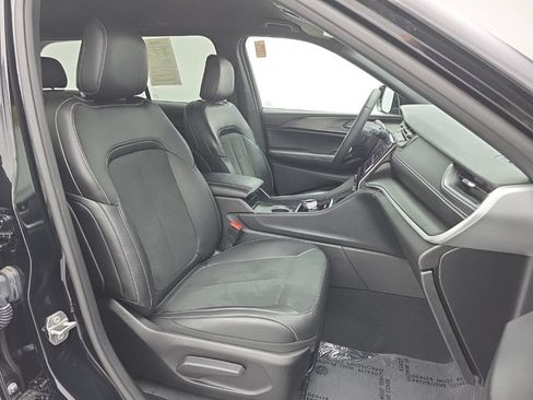 Used 2025 Jeep Grand Cherokee Altitude AWD/4WD image 46