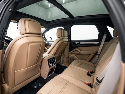 Certified 2023 Porsche Cayenne Platinum Edition image 24