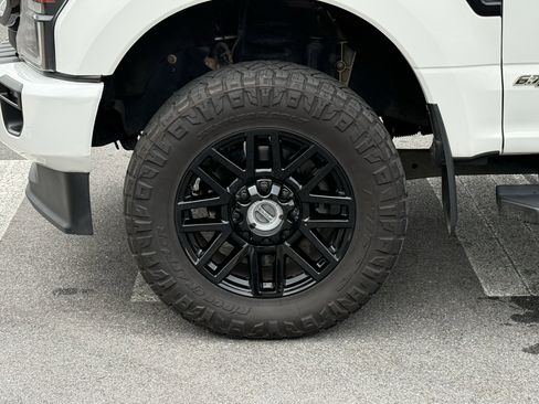 Used 2022 Ford F250 Lariat w/ Black Appearance Package image 9