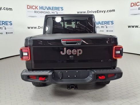 Used 2025 Jeep Gladiator Rubicon AWD/4WD image 5
