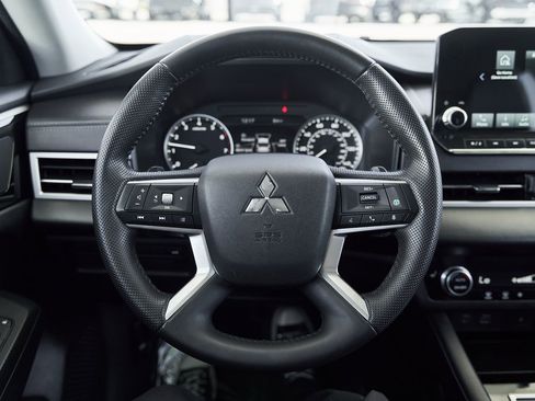 Used 2024 Mitsubishi Outlander SE image 32