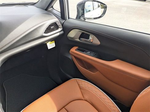 New 2026 Chrysler Pacifica Pinnacle w/ Trailer Tow Group image 18