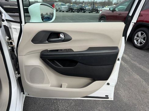 Used 2022 Chrysler Pacifica Touring-L image 22