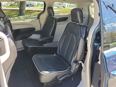 Used 2022 Chrysler Pacifica Limited image 15