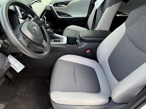 Used 2025 Toyota RAV4 XLE w/ Convenience Package image 5