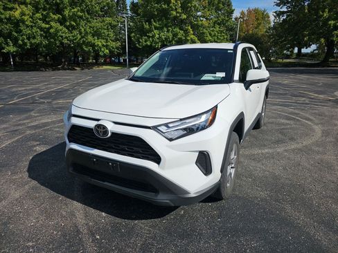 Used 2025 Toyota RAV4 XLE AWD/4WD image 2
