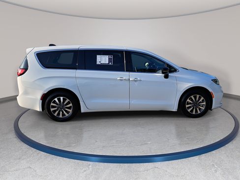 Used 2024 Chrysler Pacifica Limited FWD image 4