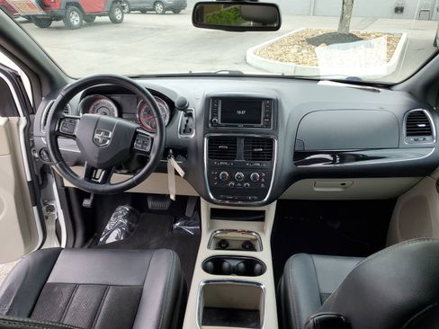 Used 2019 Dodge Grand Caravan SXT image 10