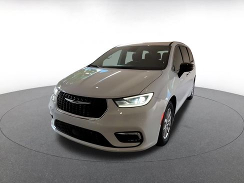 Used 2025 Chrysler Pacifica Select FWD image 5