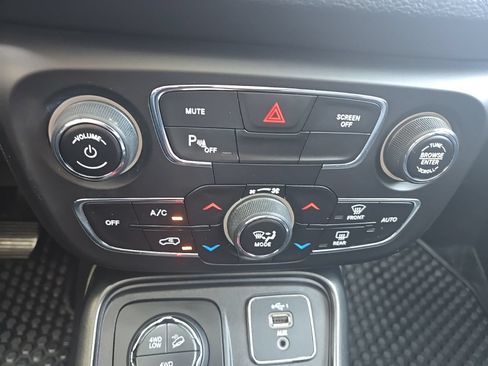 Used 2019 Jeep Compass Trailhawk w/ Leather Interior Group AWD/4WD image 25
