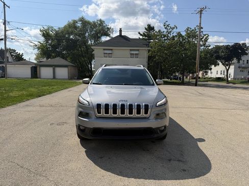 Used 2018 Jeep Cherokee Latitude Plus w/ Cold Weather Group AWD/4WD image 2